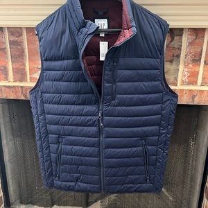 Men’s GAP Down-fabric navy vest with burgundy inside NWT L